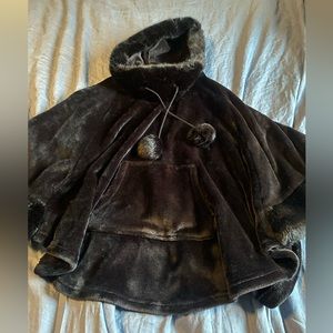 La Vie Wn Rose Fuzzy Poncho - Black